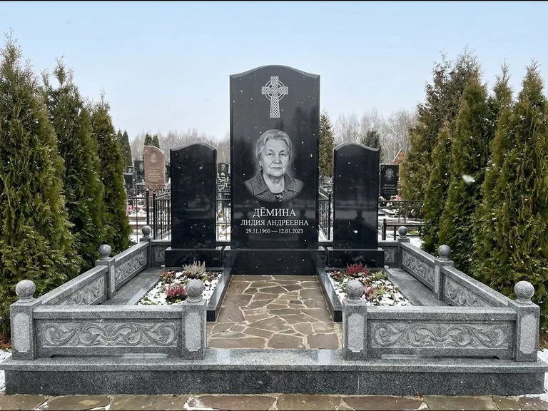 Памятник из чёрного гранита — стела с крестом и ветвью с кельтским крестом, работа «Лаврентьева» во Владивостоке