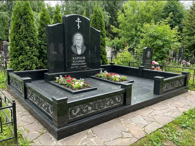 Памятник из чёрного гранита — двойная семейная стела с крестом на Голгофе, работа «Тихонов» во Владивостоке