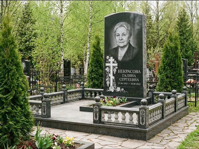 Памятник из чёрного гранита — стела с крестом и книгой с крестом с распятием, работа «Савельева» во Владивостоке