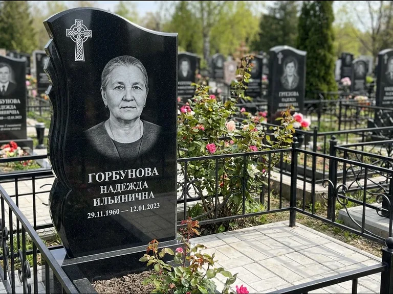 Памятник из чёрного гранита — высокий обелиск с кельтским крестом, работа «Одинцова» во Владивостоке