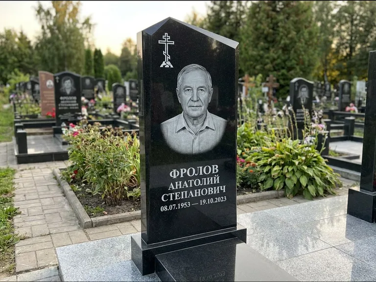 Памятник из чёрного гранита — стела со столиком и скамьёй с крестом на Голгофе, работа «Верещагин» во Владивостоке