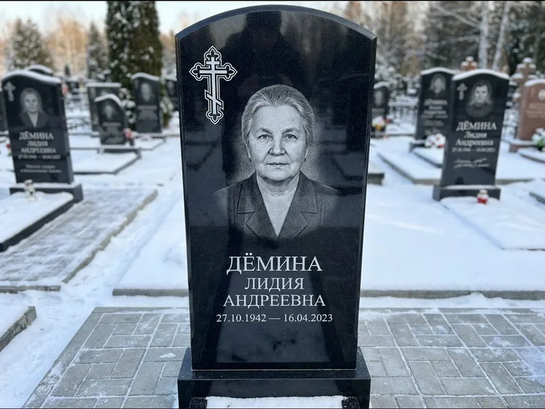 Памятник из чёрного гранита — стела домиком с крестом в лучах, работа «Селезнёва» во Владивостоке