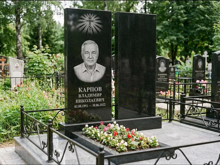 Памятник из чёрного гранита — ступенчатая стела с золочёным крестом, работа «Панкратов» во Владивостоке