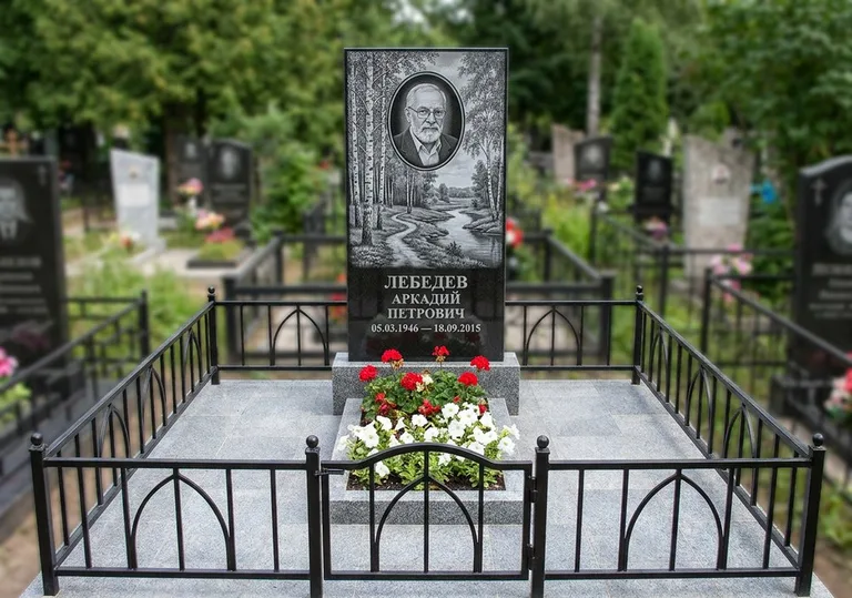 Памятник с гравировкой берёзовой рощи, портретом и надписью во Владивостоке