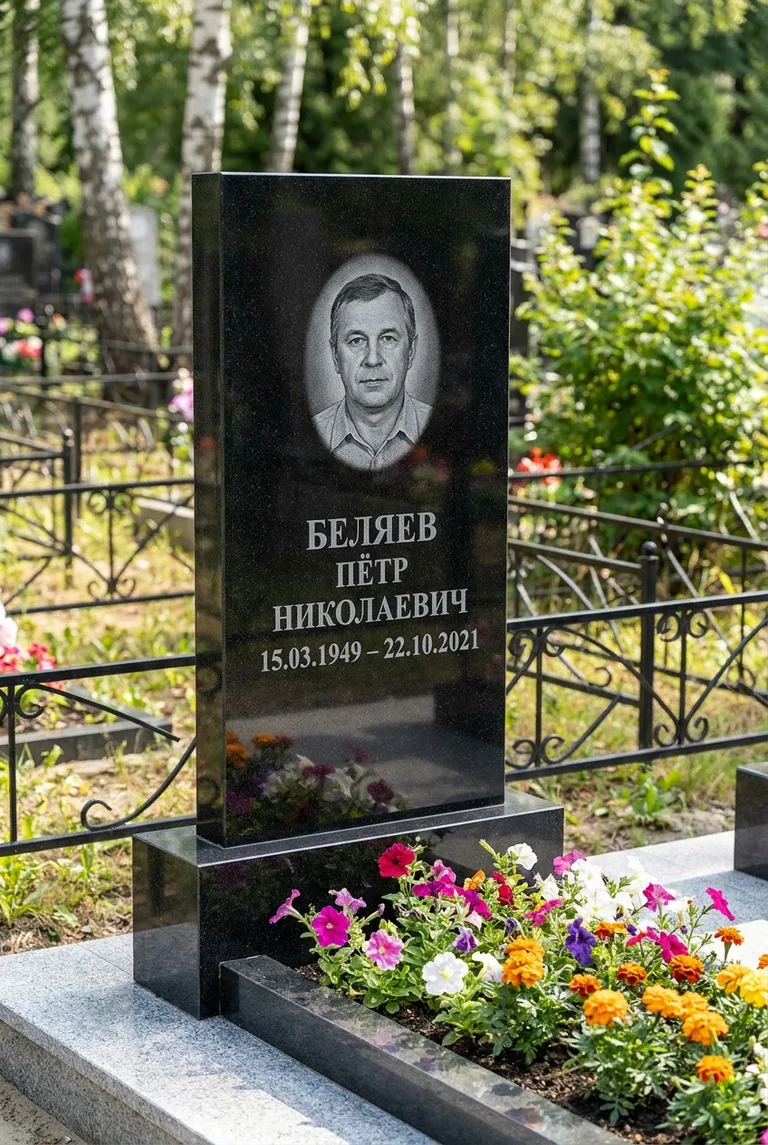 Вертикальный чёрный гранитный памятник под ключ с цветником во Владивостоке