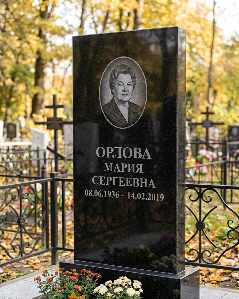 Вертикальный серый гранитный памятник под ключ, осень во Владивостоке