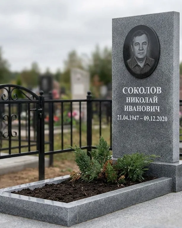Чёрный памятник под ключ на гранитном цоколе во Владивостоке