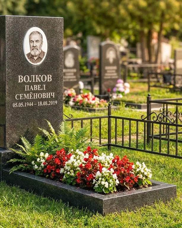 Тёмно-серый памятник под ключ с художественной гравировкой во Владивостоке