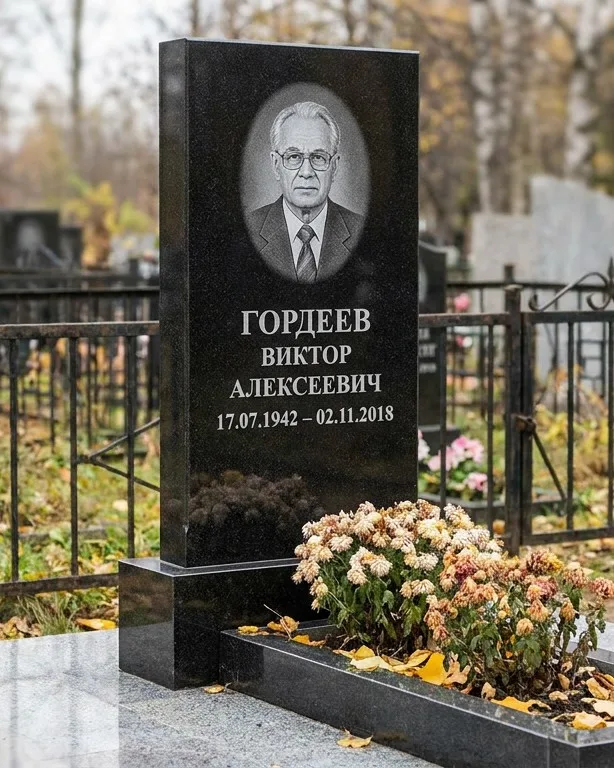 Памятник под ключ с гранитным цоколем и плиткой во Владивостоке