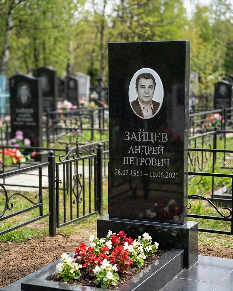 Памятник под ключ с гранитной вазой и цветами во Владивостоке
