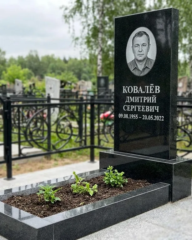 Горизонтальный серый памятник под ключ, осень во Владивостоке