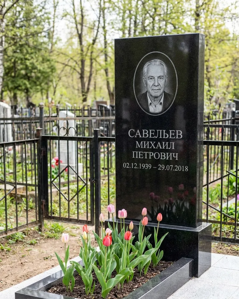 Горизонтальный памятник под ключ на гранитном основании во Владивостоке