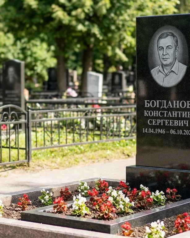 Низкий горизонтальный памятник под ключ с цветником во Владивостоке