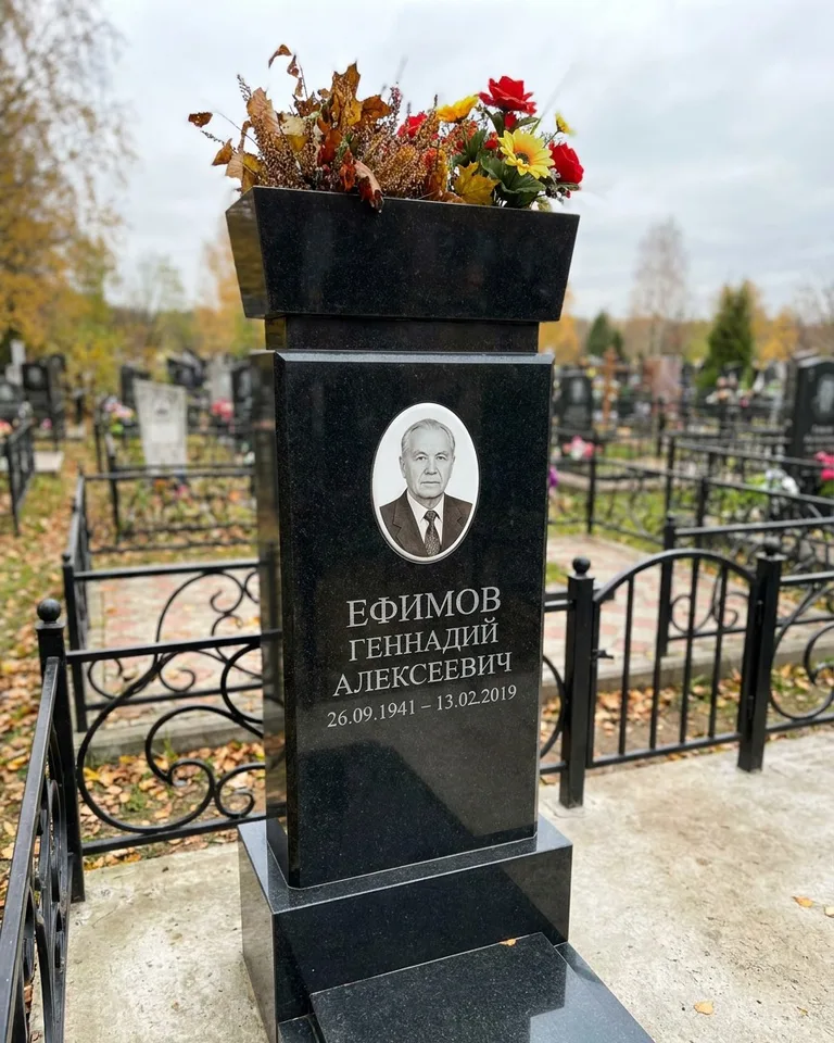 Двойной семейный памятник под ключ с портретами во Владивостоке