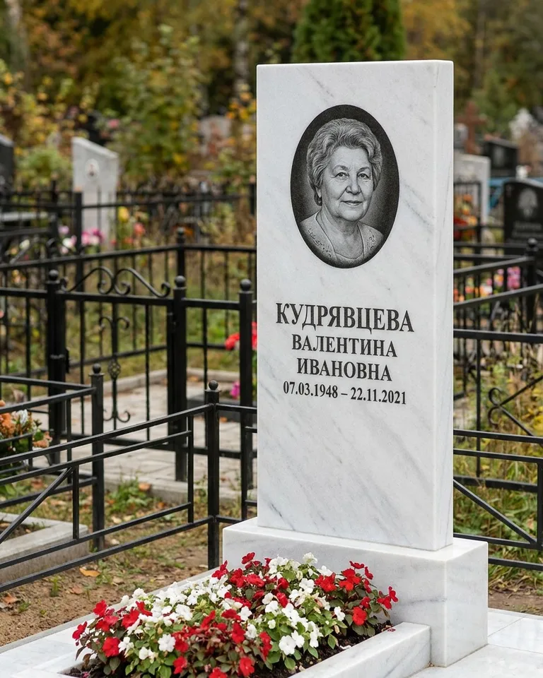 Двойной памятник под ключ с цоколем и плиткой во Владивостоке