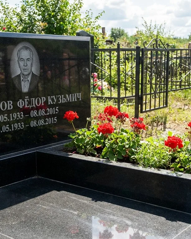 Двойной памятник под ключ с крестом во Владивостоке