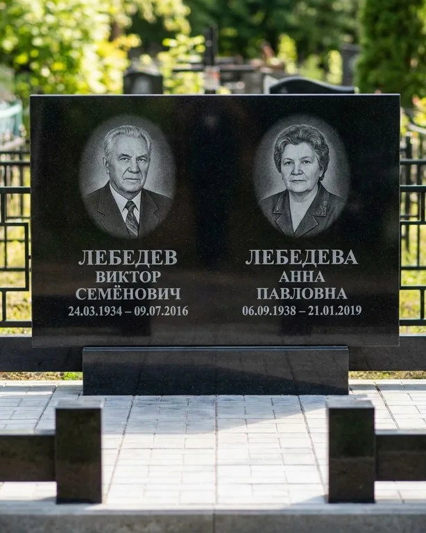Памятник под ключ из красного гранита во Владивостоке