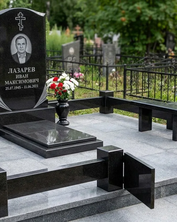 Памятник под ключ зимой с венком во Владивостоке