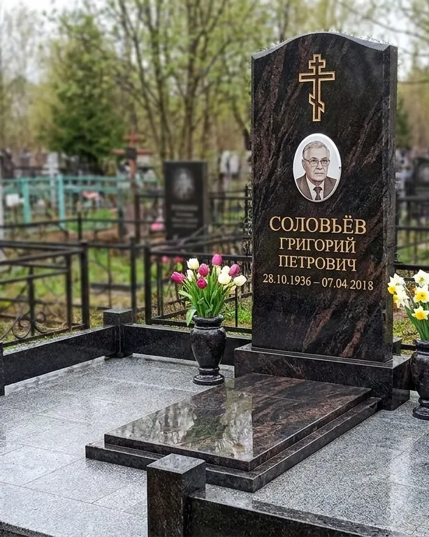 Памятник под ключ с гранитным цоколем и вазой, осень во Владивостоке
