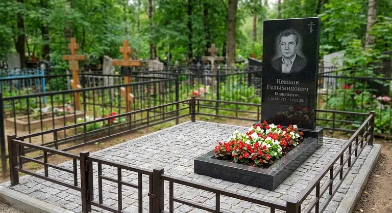 Памятник под ключ с цветником и благоустройством во Владивостоке