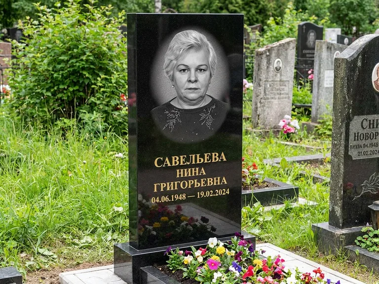 Портрет на памятнике во Владивостоке — Паспортное фото восстановили и награвировали на чёрной стеле