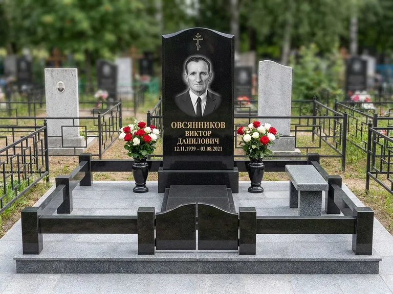 Портрет на памятнике во Владивостоке — Старый снимок → гравировка на премиум-комплексе с плиткой и оградой