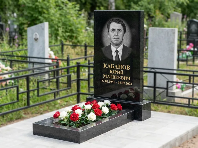 Портрет на памятнике во Владивостоке — Старый снимок → гравировка на вертикальной стеле