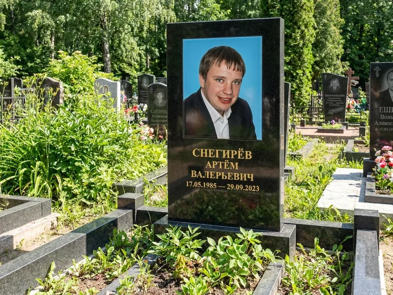 Портрет на памятнике во Владивостоке — Цветное фото → прямоугольная фотокерамика на чёрном граните