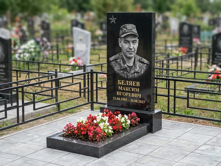 Портрет на памятнике во Владивостоке — Военное фото → цветная фотокерамика, гравированная звезда