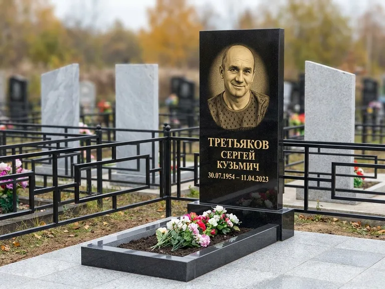 Портрет на памятнике во Владивостоке — Восстановленный портрет → гравировка на вертикальной стеле