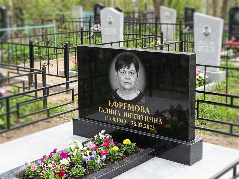 Портрет на памятнике во Владивостоке — Ч/б портрет → гравировка на горизонтальном памятнике