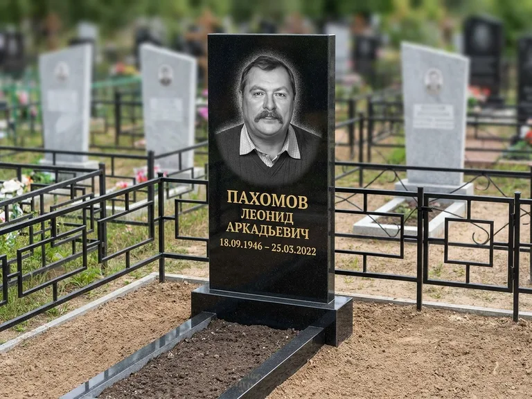 Портрет на памятнике во Владивостоке — Маленькое фото → гравировка на простом бюджетном памятнике