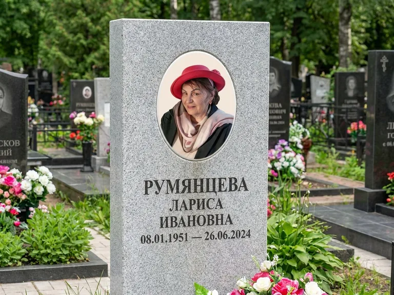 Портрет на памятнике во Владивостоке — Цветной портрет → овальная фотокерамика на светлом камне