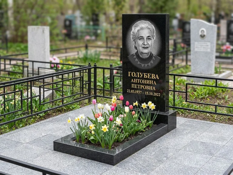 Портрет на памятнике во Владивостоке — Выцветший скан восстановили и награвировали на стеле
