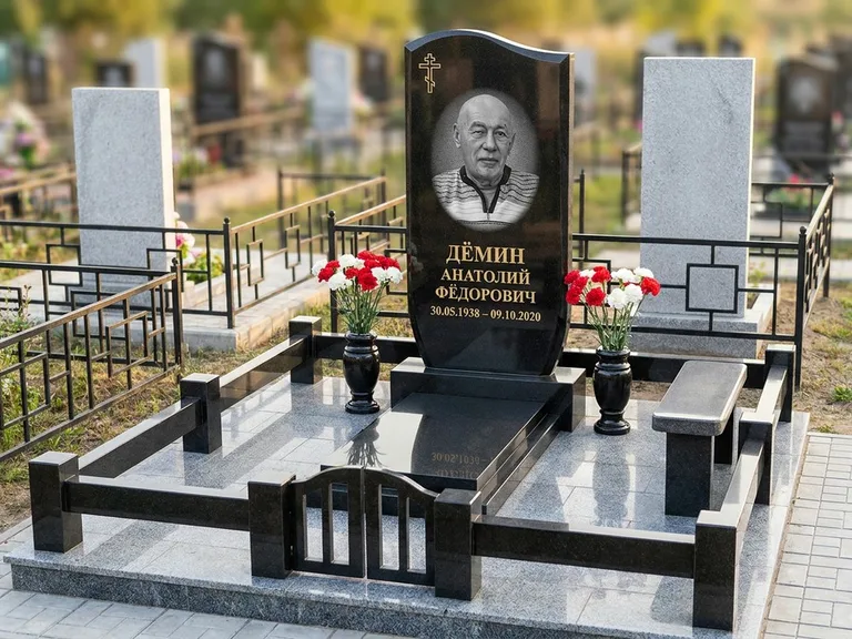 Портрет на памятнике во Владивостоке — Реставрация → гравировка на премиум-комплексе