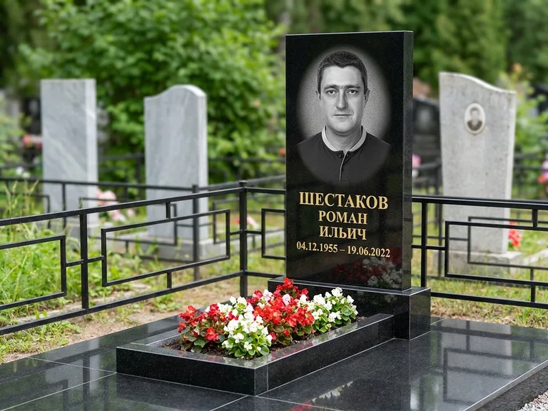 Портрет на памятнике во Владивостоке — Ч/б портрет → гравировка на стеле