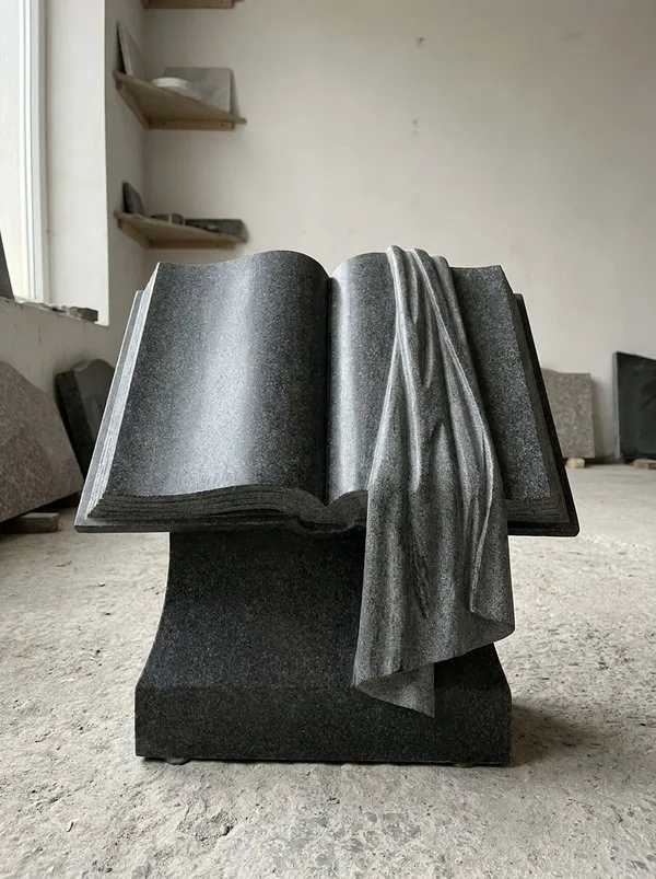 Раскрытая книга (Библия) — скульптура на памятник, гранит, высота 35 см