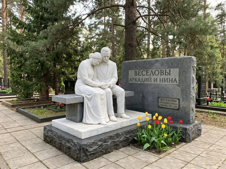Мраморная скорбящая пара на эксклюзивном мемориале во Владивостоке