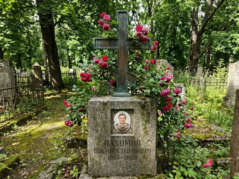 Бронзовый крест с розами на гранитной плите во Владивостоке