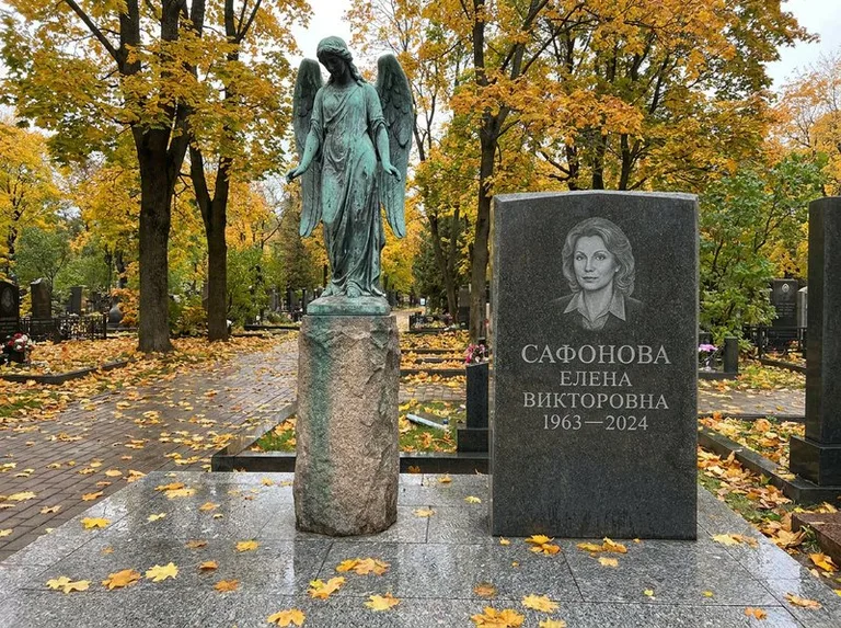Бронзовый ангел на колонне рядом с памятником во Владивостоке