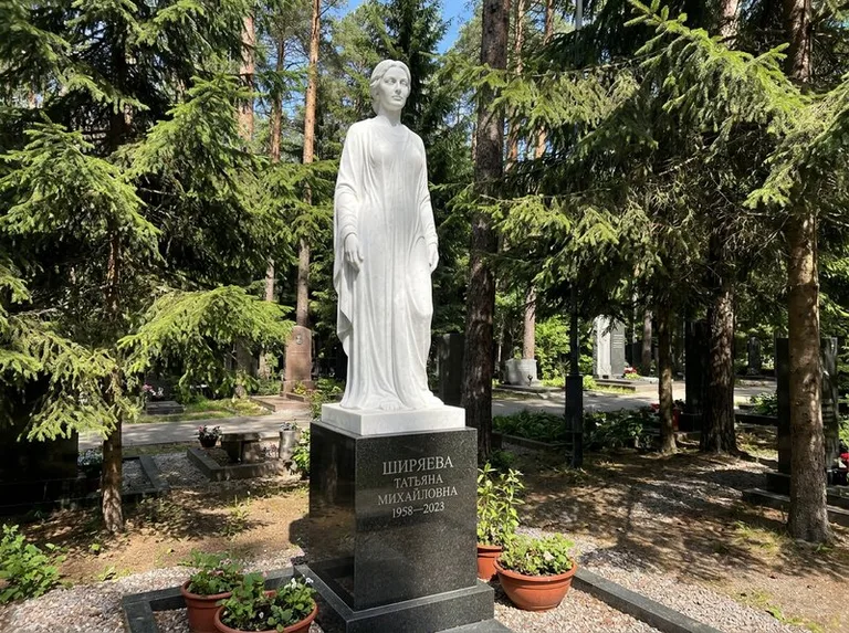 Ростовая женская фигура с портретным сходством на мемориале во Владивостоке