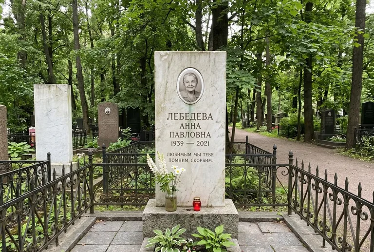 Уборка могилы до и после осенью — городское кладбище во Владивостоке
