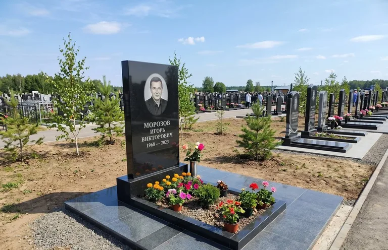 Уборка могилы со скамьёй до и после во Владивостоке