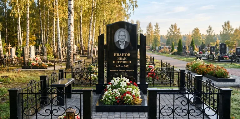 Мемориальный комплекс с цветником и оградой во Владивостоке
