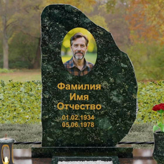 Гранитный памятник — скала с кованой оградой, гранит Балтик грин, в Якутске