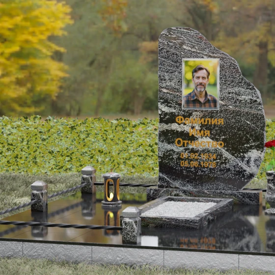 Гранитный памятник — скала с кованой оградой, гранит амфиболит, вид 4, в Якутске
