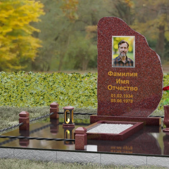 Гранитный памятник — скала с кованой оградой, гранит Лезниковский, вид 4, в Якутске