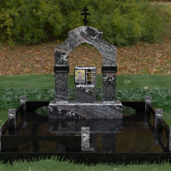 Православный вертикальный гранитный памятник с крестом во Владивостоке, гранит амфиболит