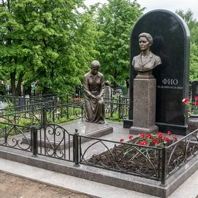 Памятник из бронзы с аркой