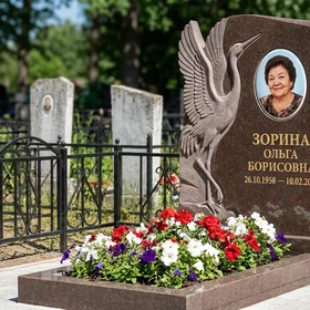 Памятник с журавлем из дымовского гранита с фотопортретом